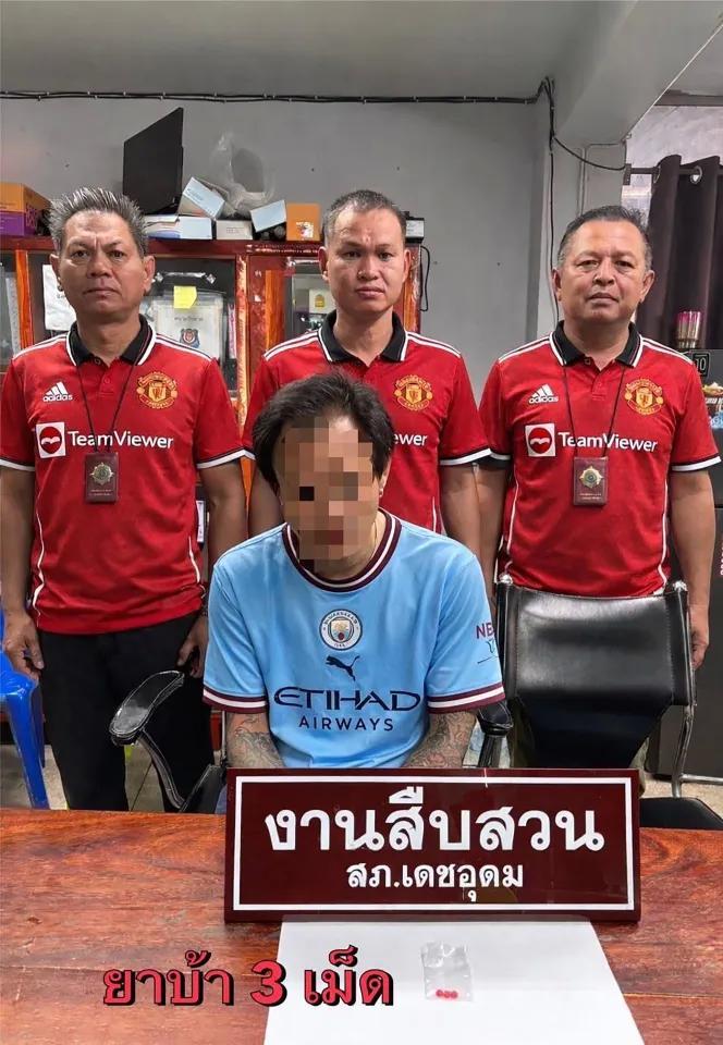 最新结果-太阳报：泰国一名曼城球迷被捕，警方晒照穿曼联球衣和他合影